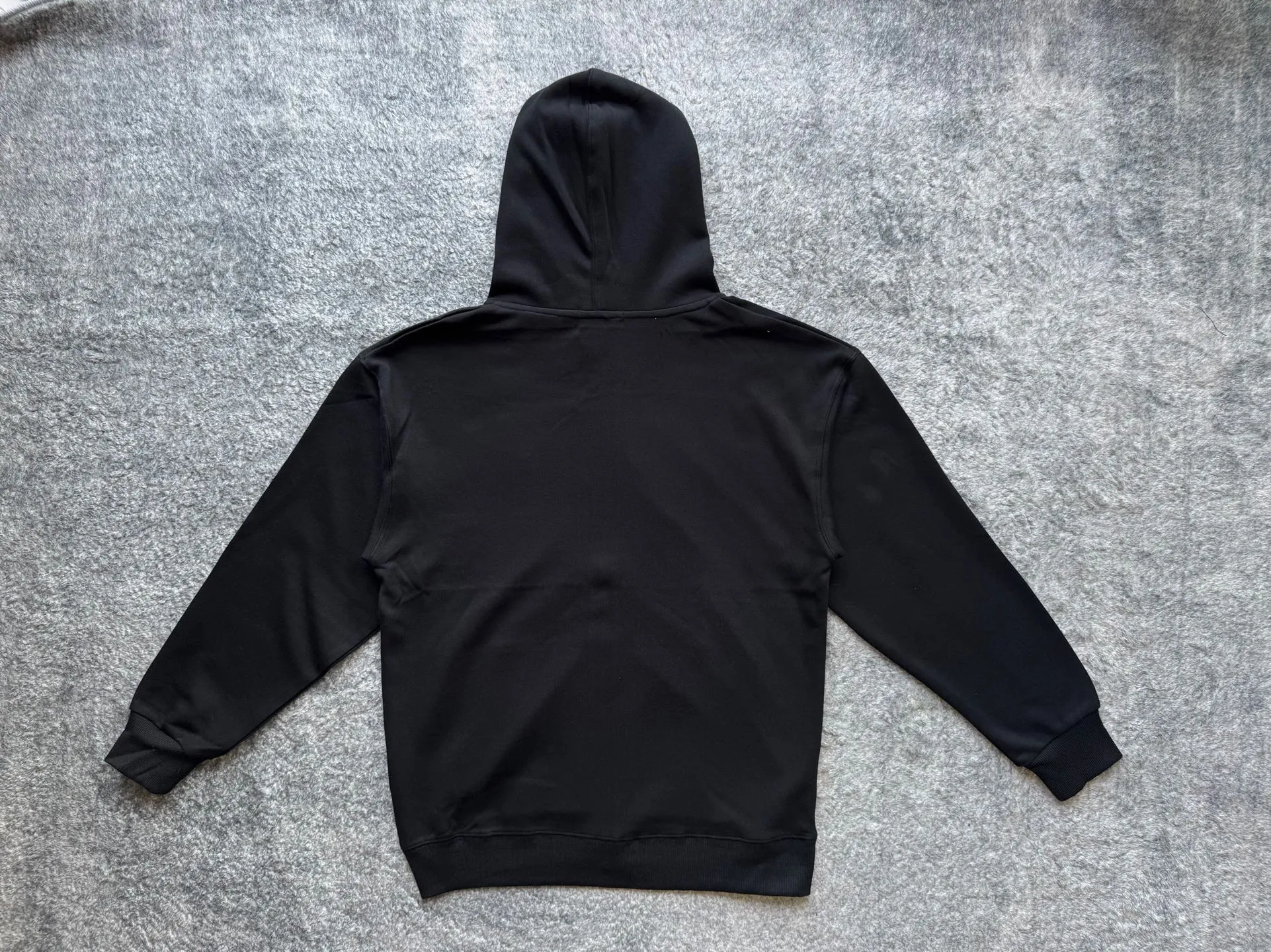 P186 Polo Ralph Lauren SS22 classic solid color logo embroidered long-sleeved hooded sweatshirt. This hooded zipper sweatshirt has outer seam design as the highlight. The details are interesting but not too high-profile. The black bottom is paired with a silver zipper. The overall look is low-key and neat, and the texture is very online. The version is relatively loose, making it very comfortable to wear. The style is more relaxed and does not pick on people or occasions. It looks very stylish when worn alone, and it’s totally OK when paired with a T-shirt. It is versatile when paired with jeans or khakis. It is casual and not sloppy. It can be easily used for commuting, parties and daily life. It is the kind of item that is often worn in the wardrobe but is reluctant to change. Color: Black Gray Navy Size Clothes length Shoulder width Bust Sleeve length Recommended weight S 69 56 54 54 115-130 M 71 59 57 55 130-155 L 73 62 60 56 155-175 XL 75 65 63 57 175-200